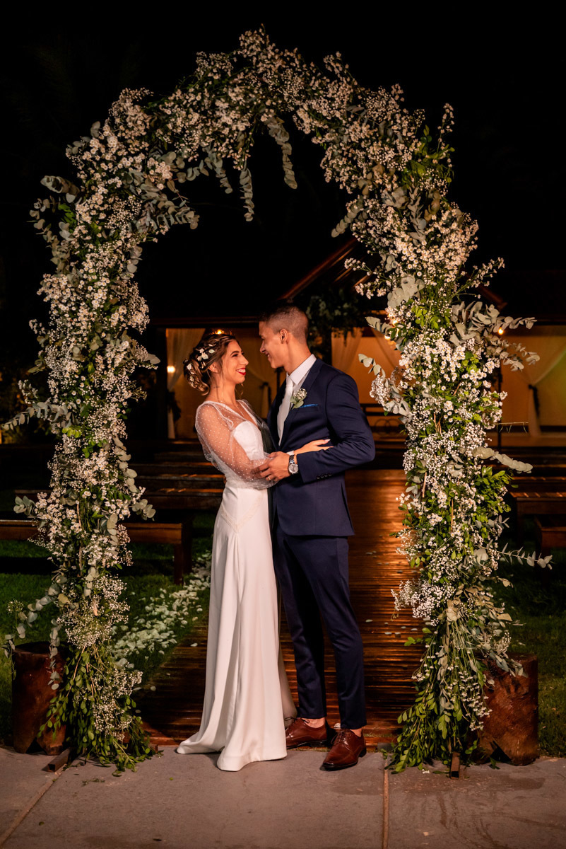 noivos exalando felicidade