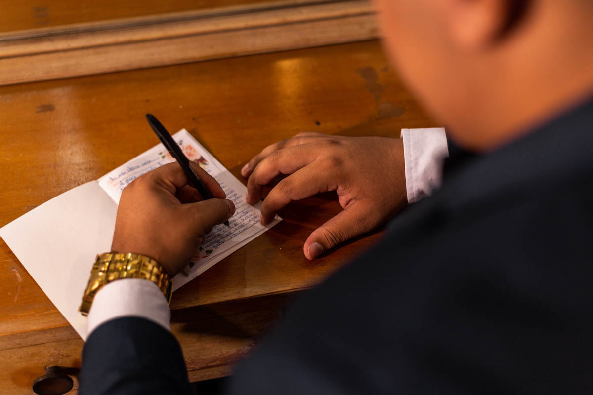 noivo escrevendo os votos