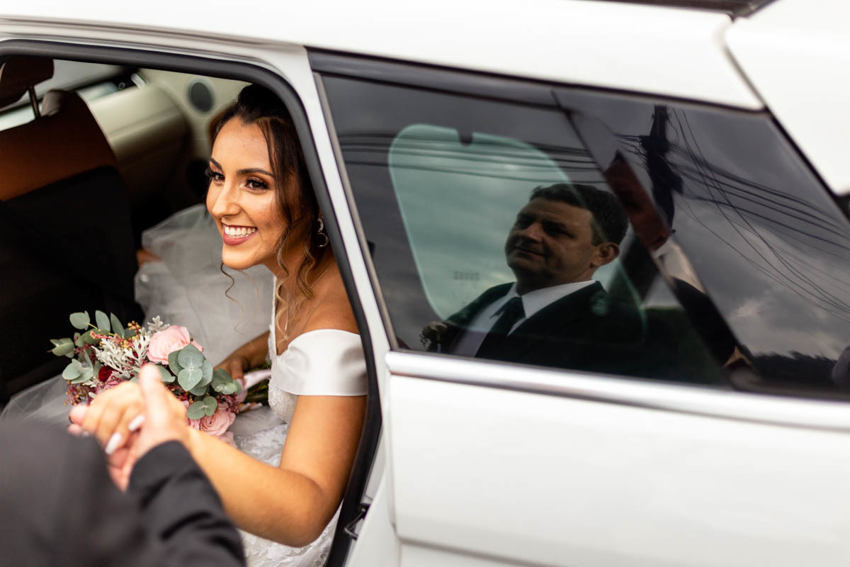 noiva saindo do carro