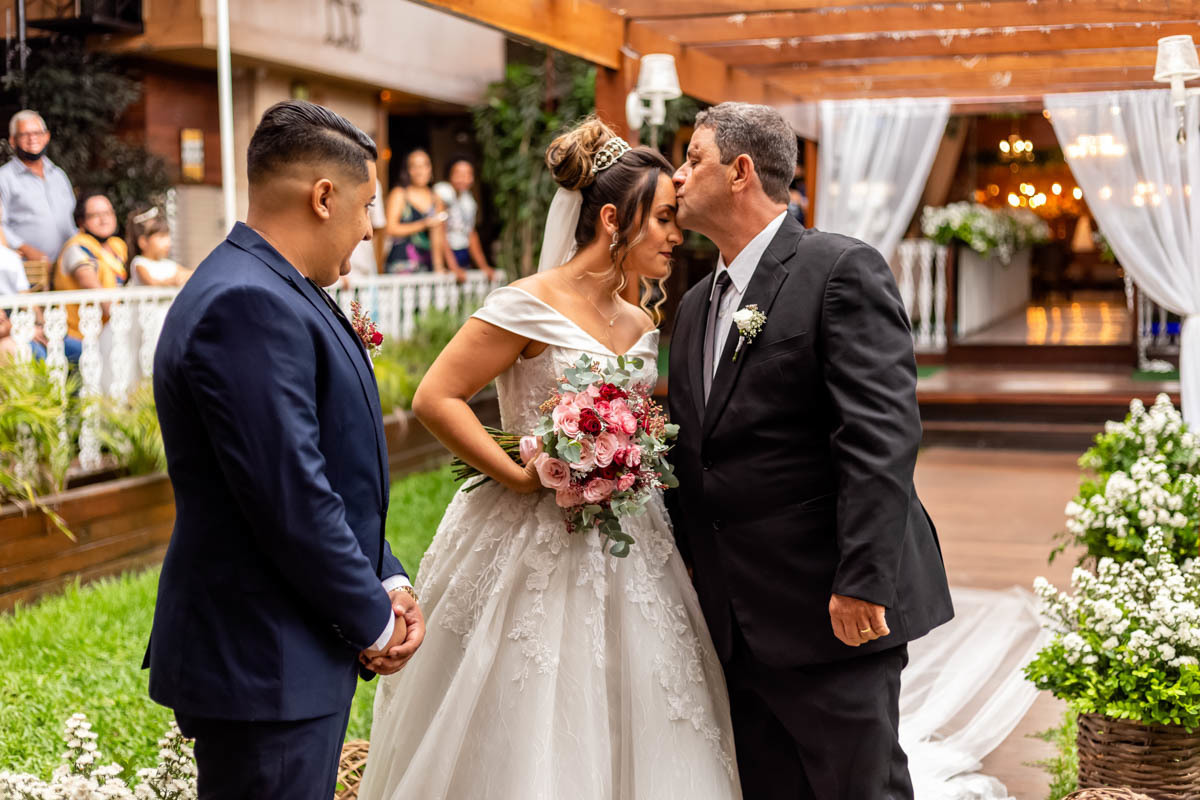 pai entregando a filha ao noivo