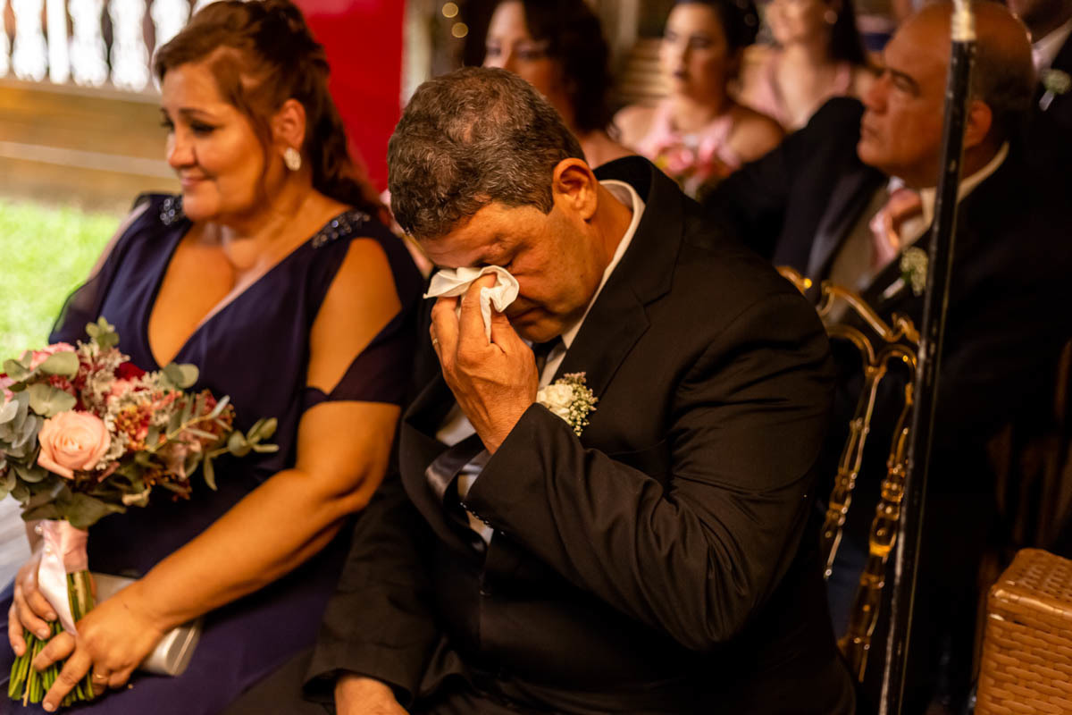 pai da noiva emocionado