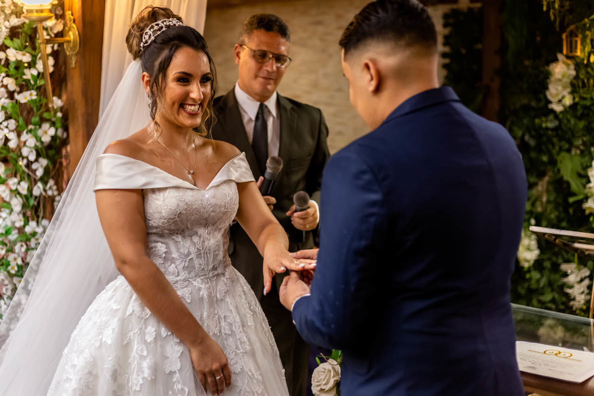 casal transbordando felicidade