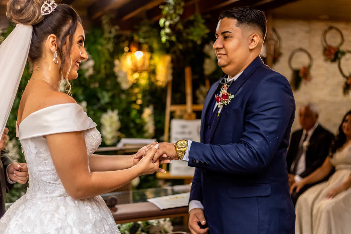 noiva colocando a alinça