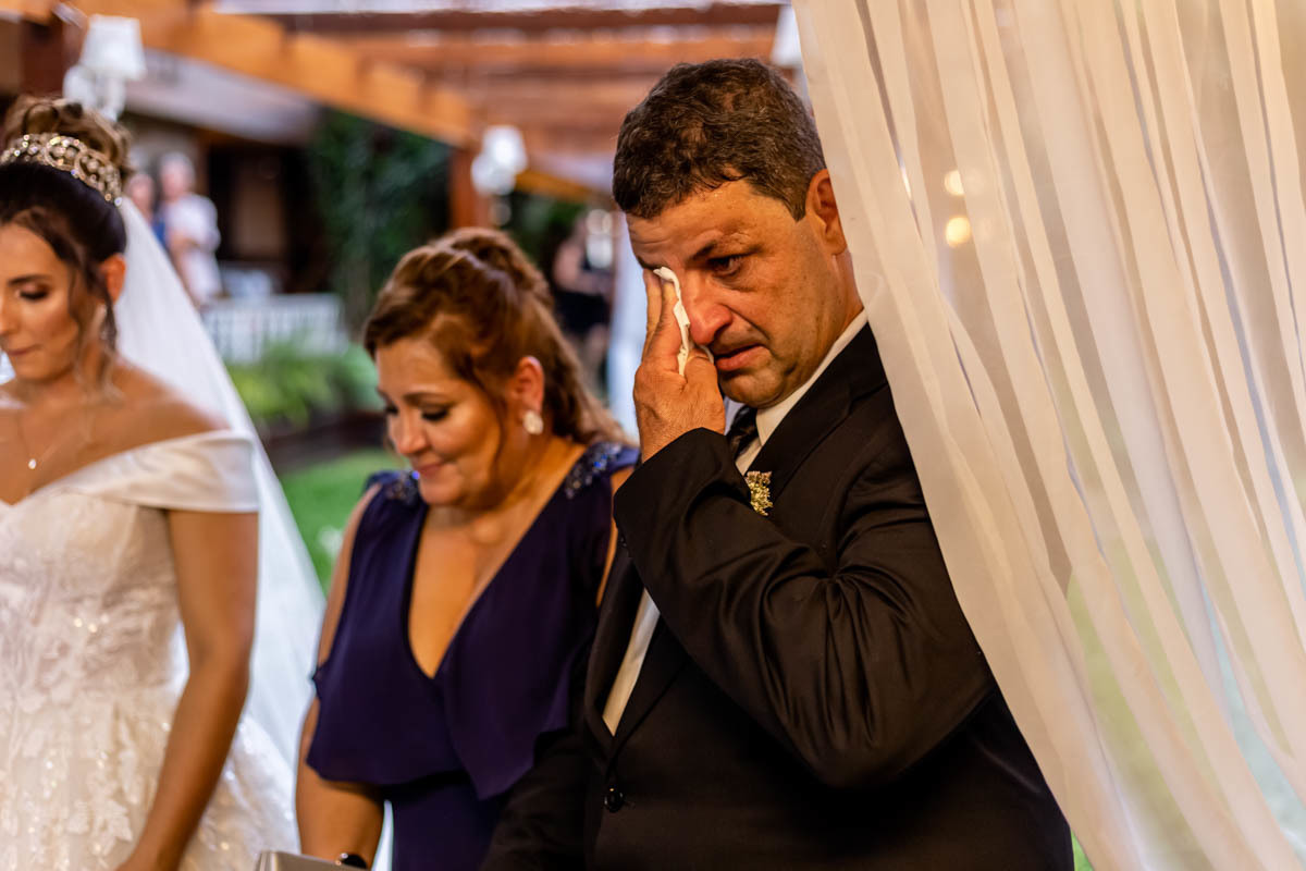pai da noiva emocionado