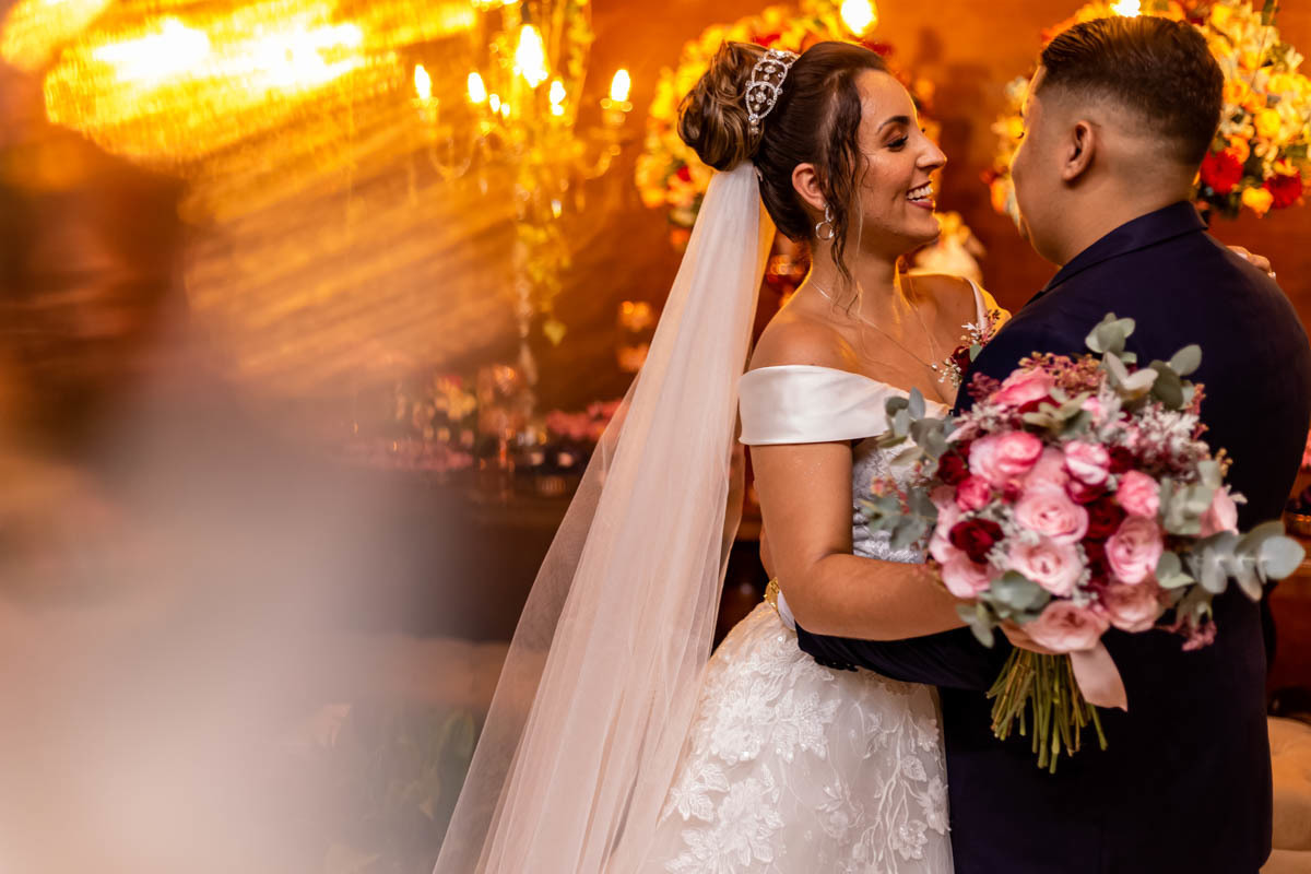 noiva sorrindo para o noivo