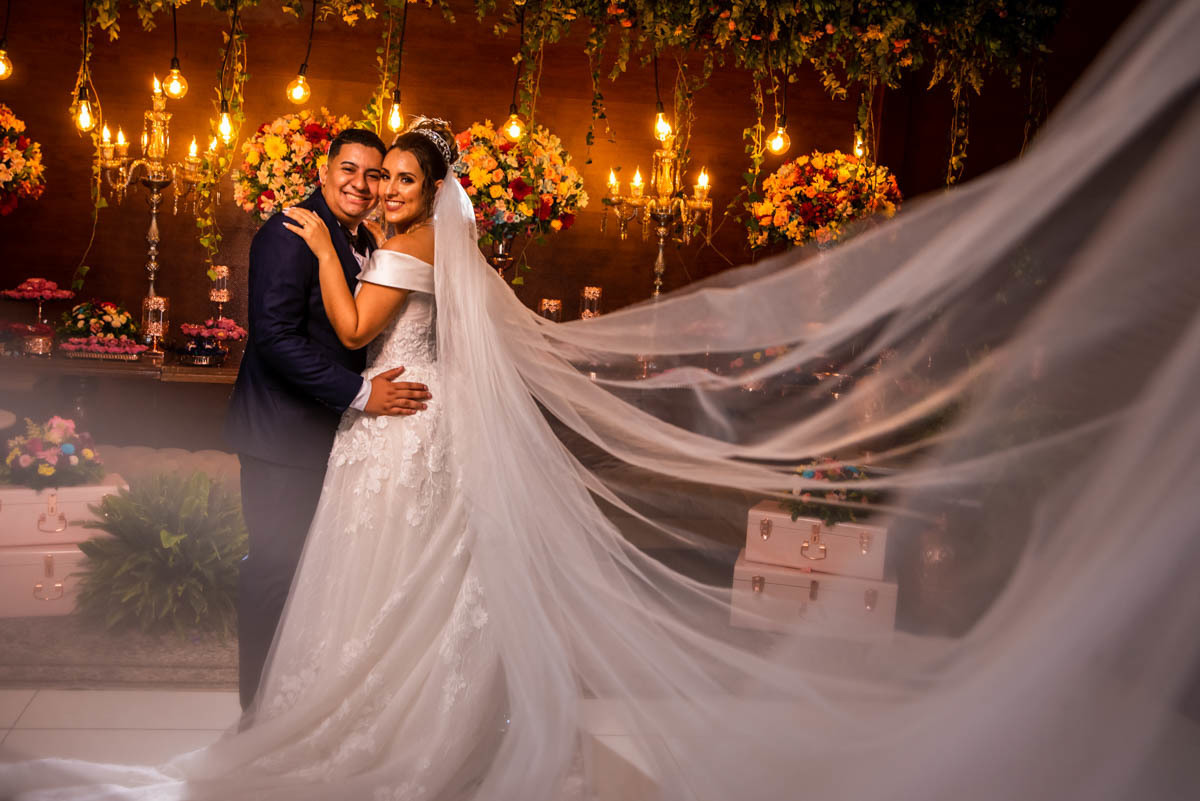 foto do casal com véu da noiva