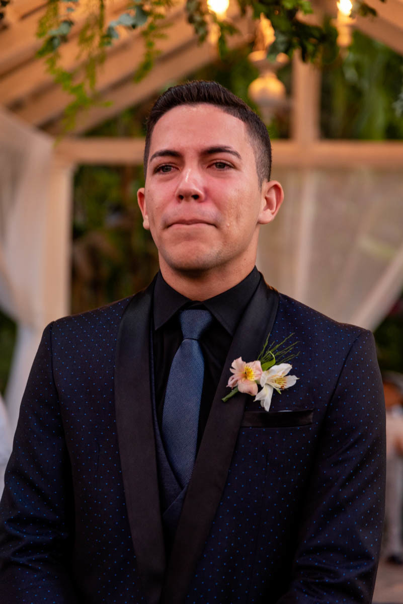 noivo emocionado ao ver sua noiva