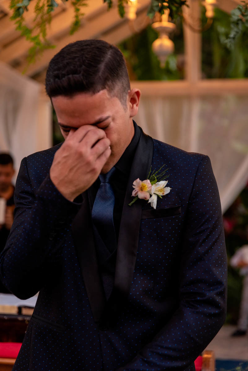 noivo chora ao ver sua noiva