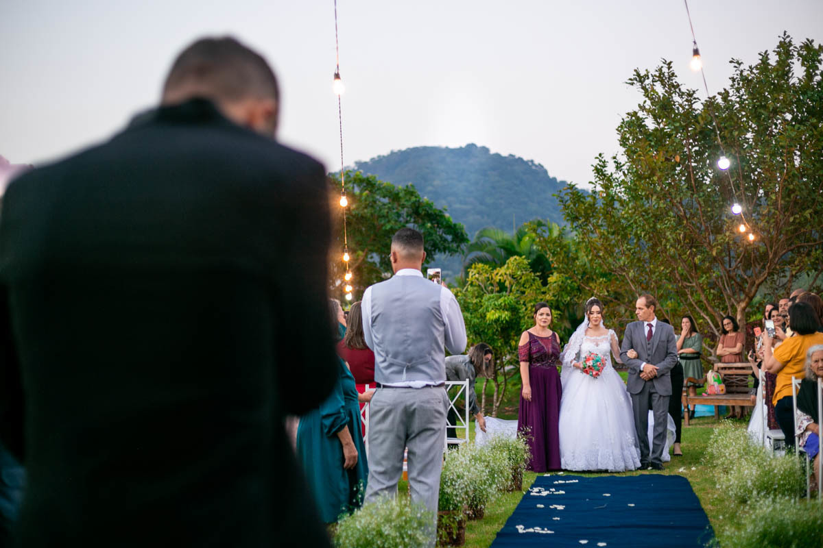 noivo apaixonado ao ver sua noiva