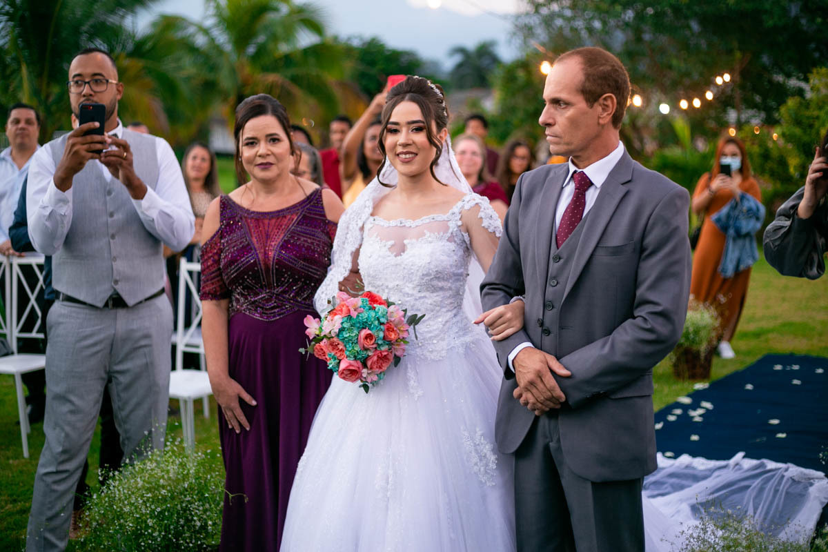 noiva entrando com seus pais