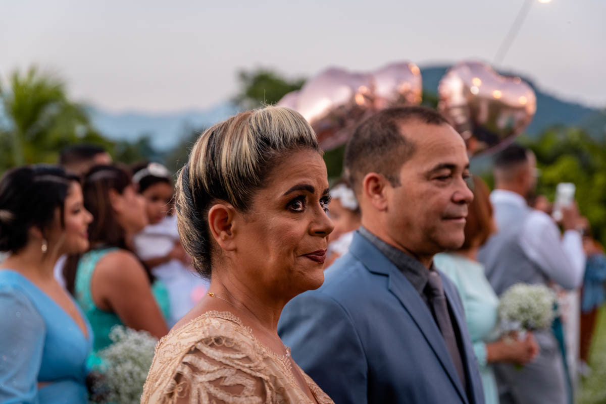 mãe do noivo emociada