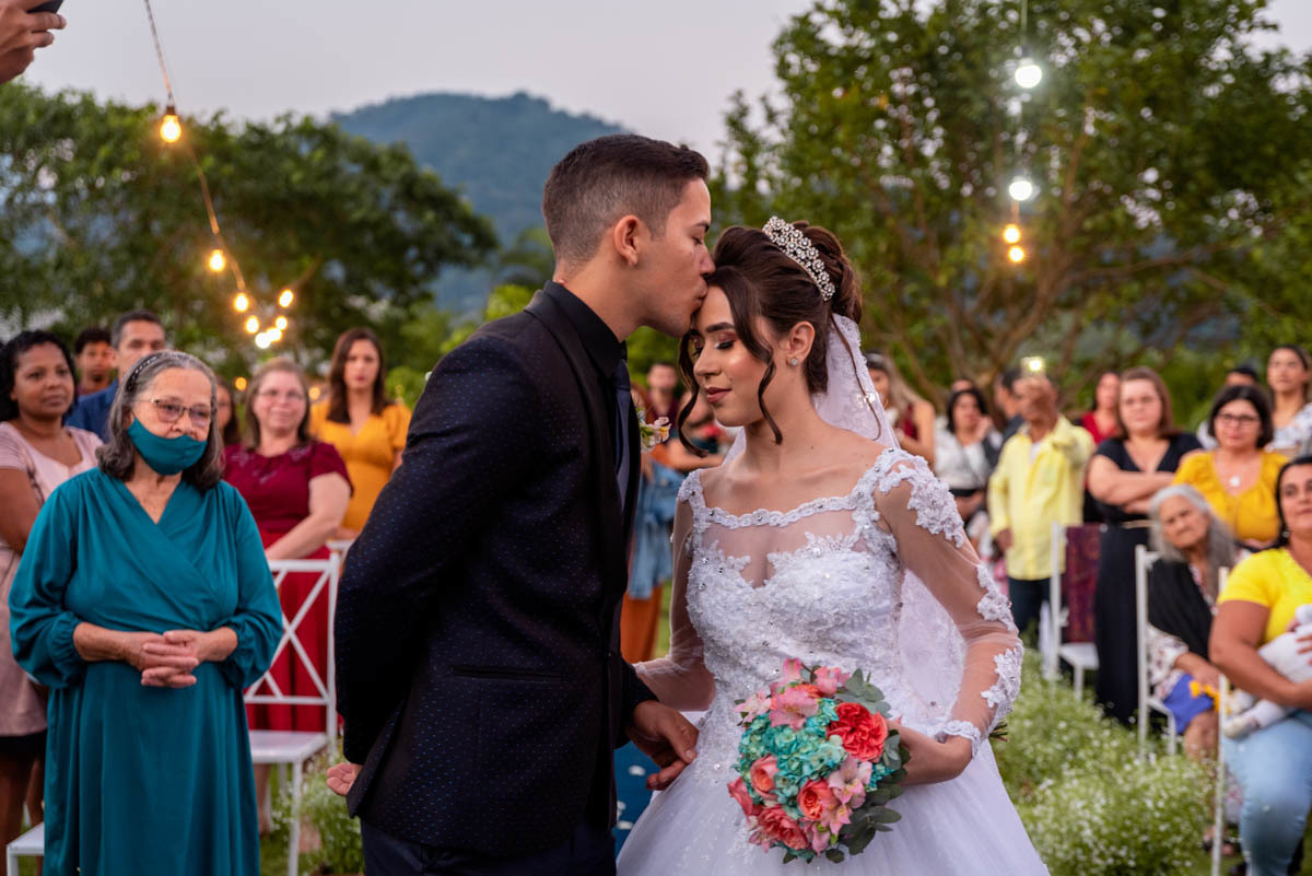 noivo beijando a noiva