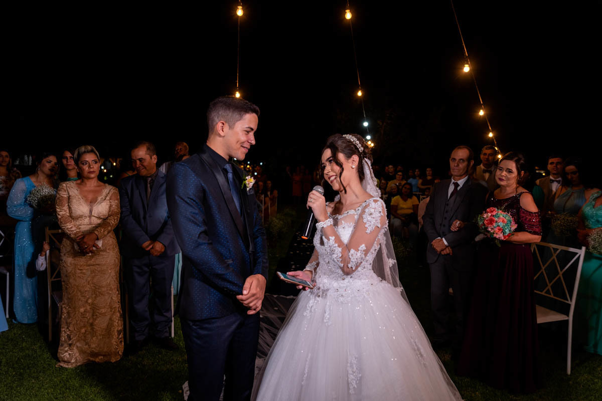 noivos sorriem um para o outro