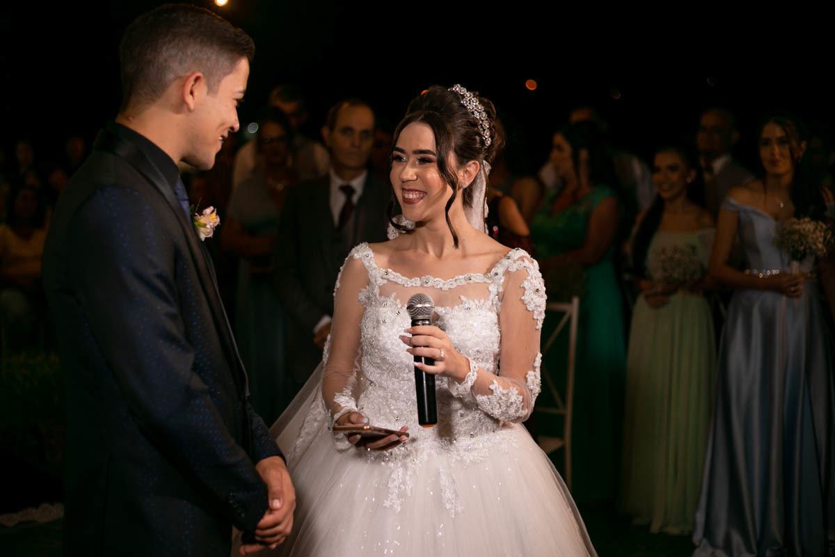 noiva feliz lendo os votos