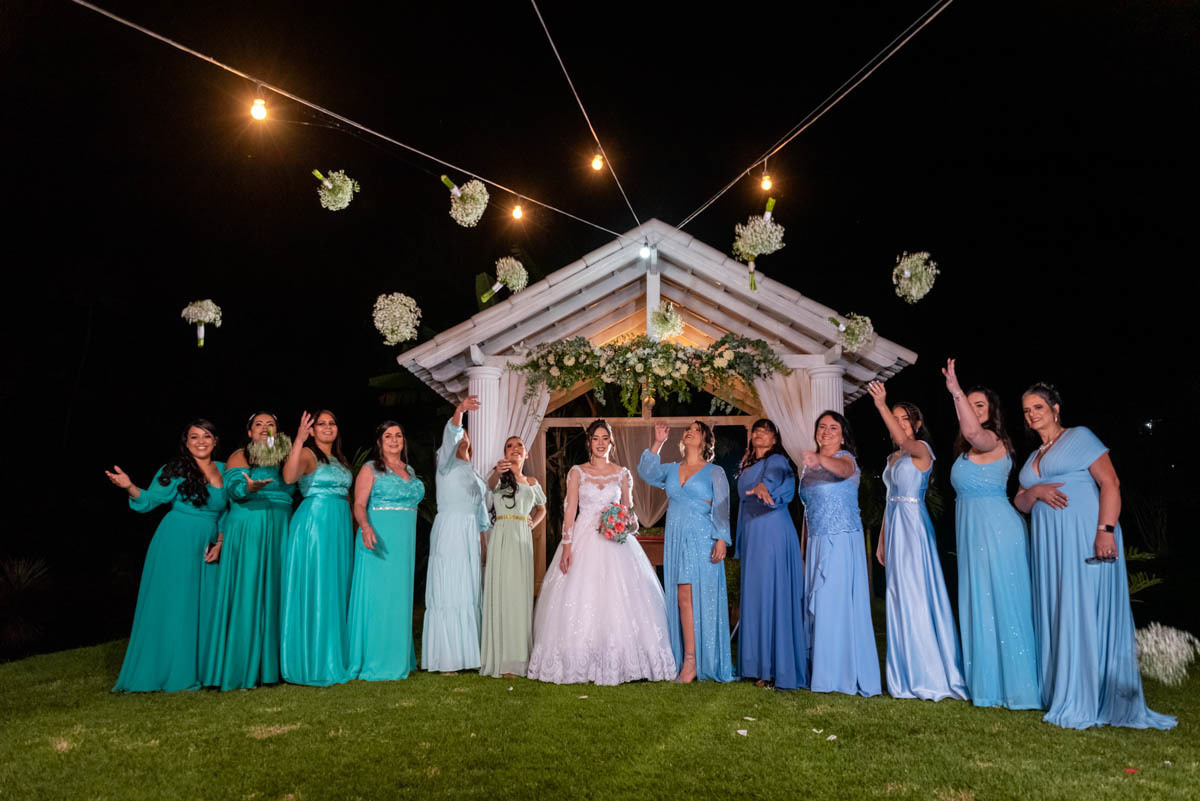 madrinhas jogando o buque