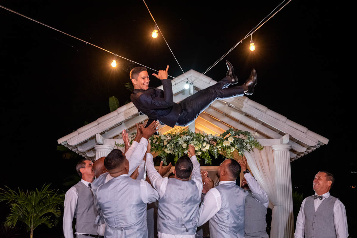 inspiração de foto com os padrinhos no sitio da mariana