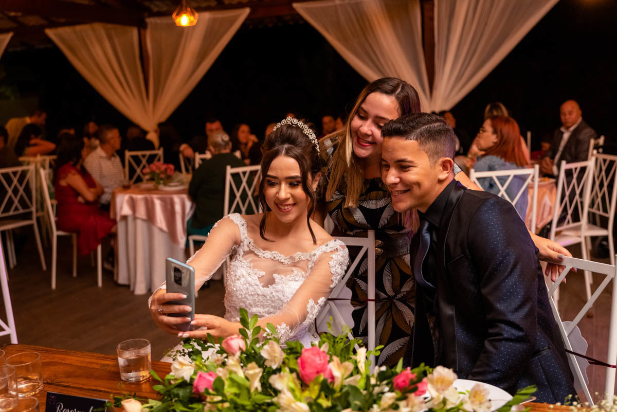 noivos curtindo a festa