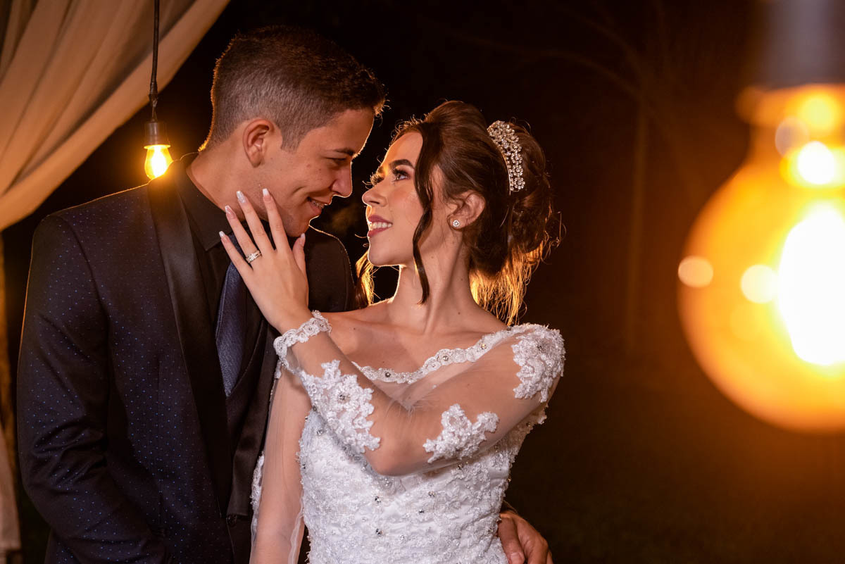 noivos se olhando felizes e apaixonados