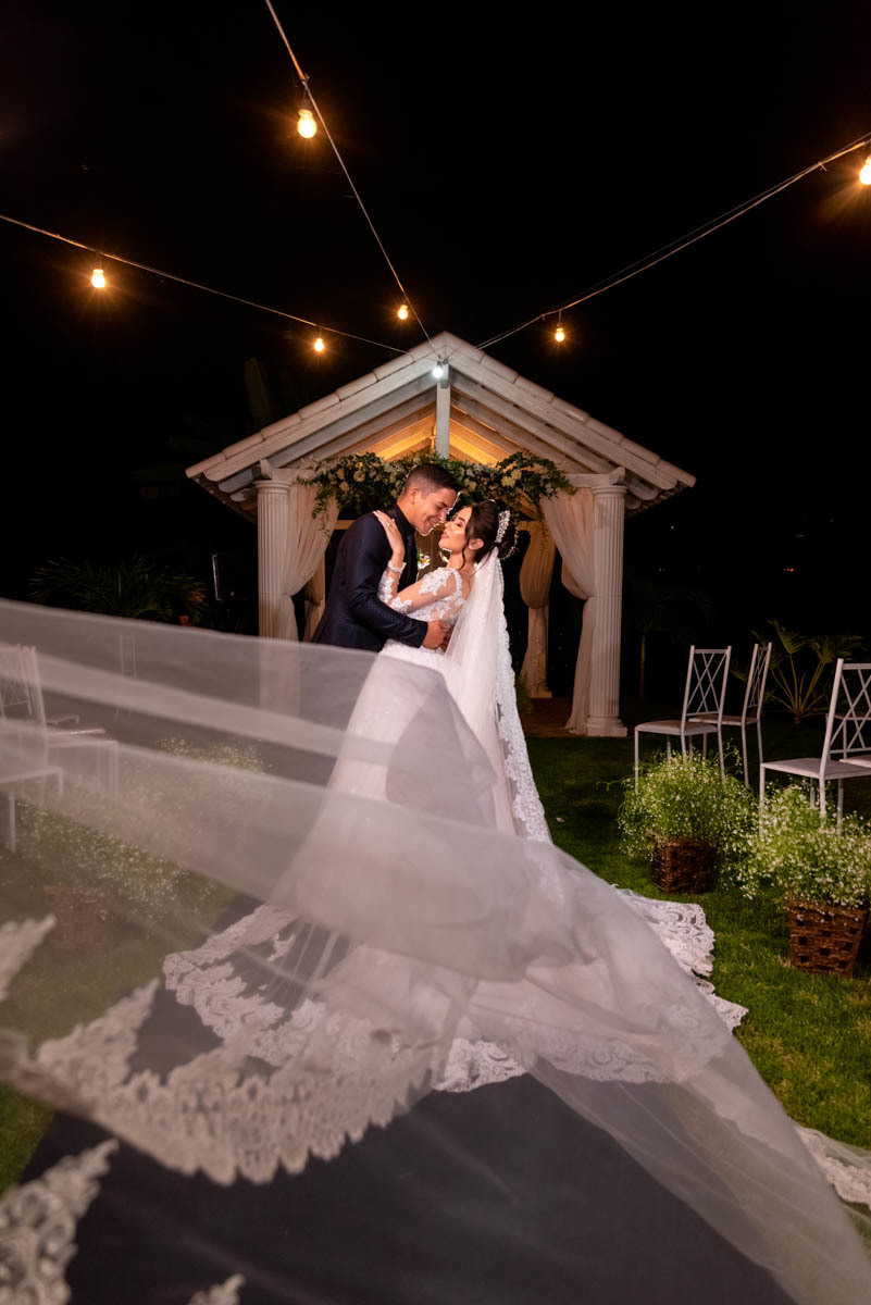 inspiração de fotos com o véu para casamento