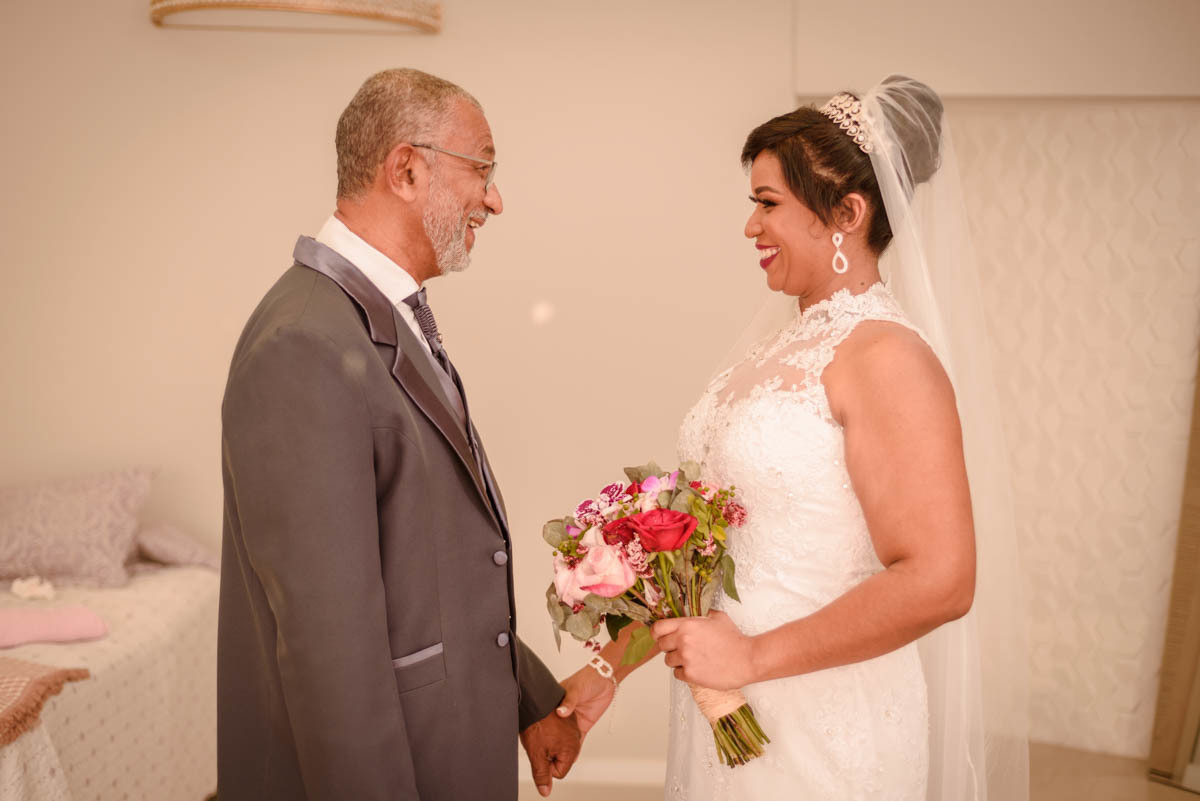 pai vendo sua filha de noiva