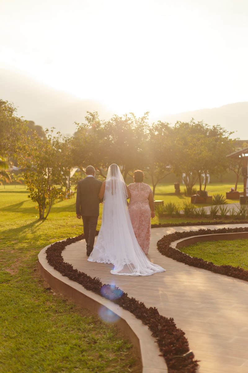 noiva entra com seus pais