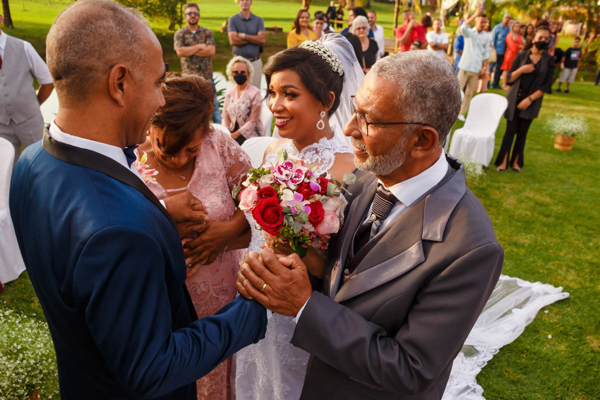pai entregando sua filha ao noivo