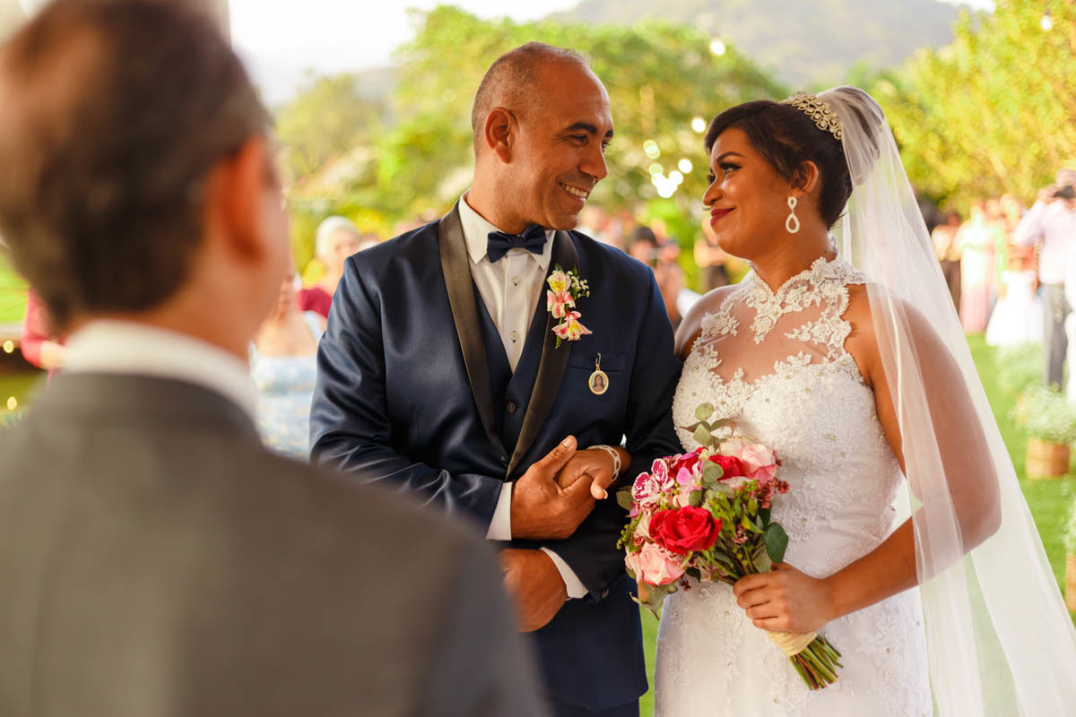 noivos se olham apaixonados