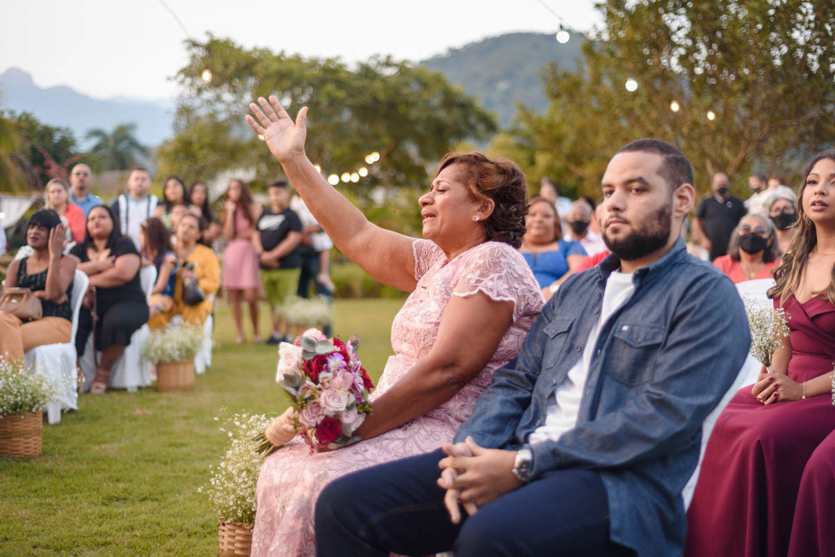 mãe da noiva orando