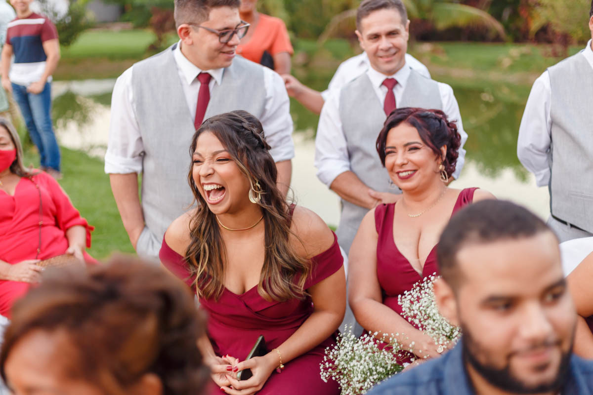 madrinha dando gargalhada de felicidade