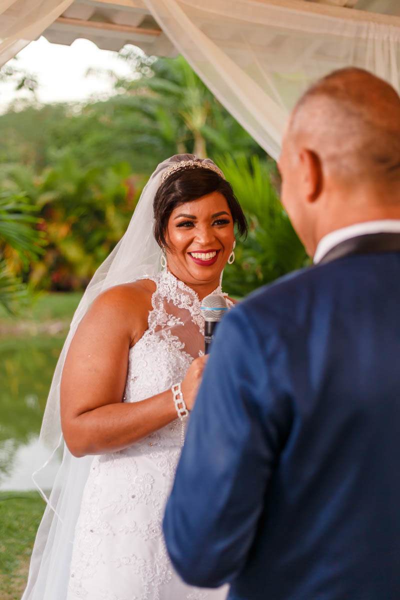 noiva sorrindo para o noivo