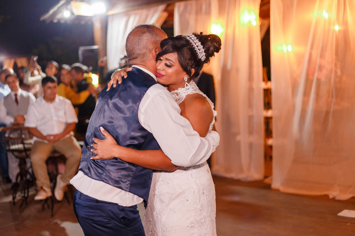 noivos dançam felizes