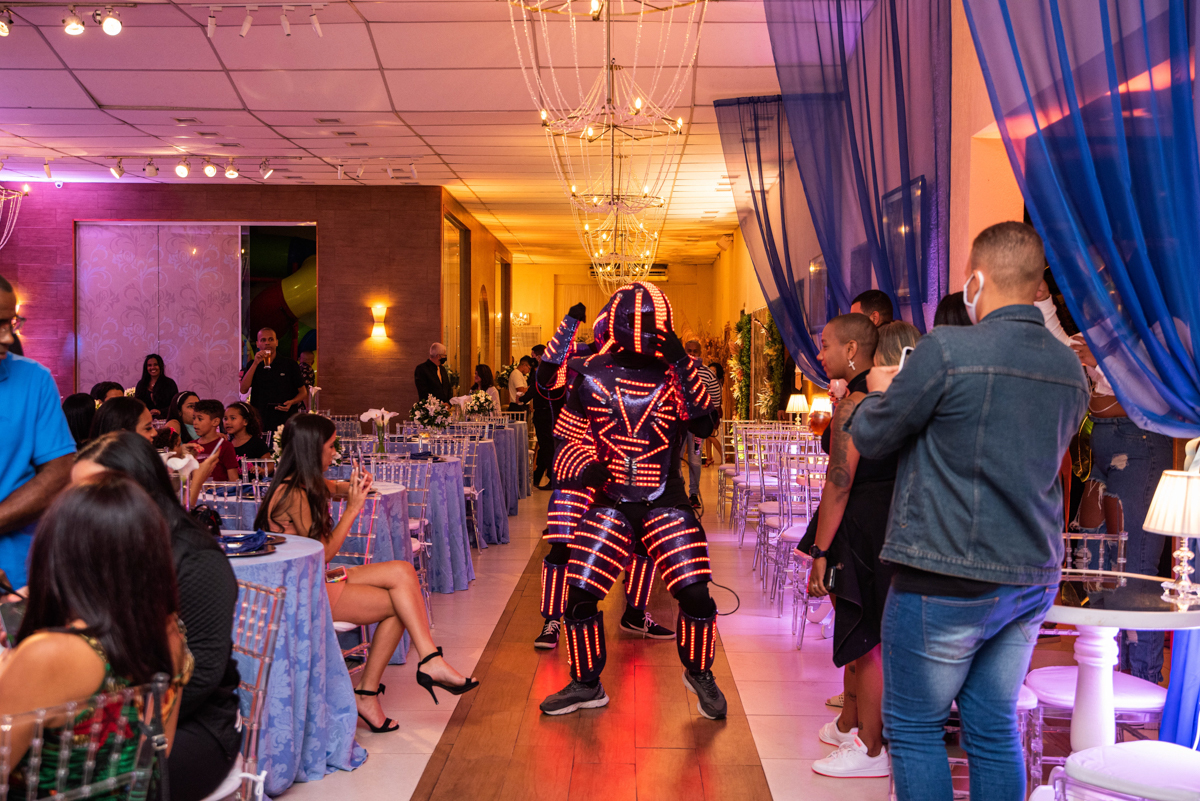 robô na pista de dança festa de 15 anos