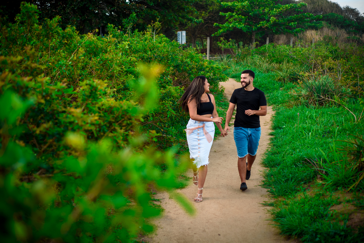 casal correndo juntos felizes