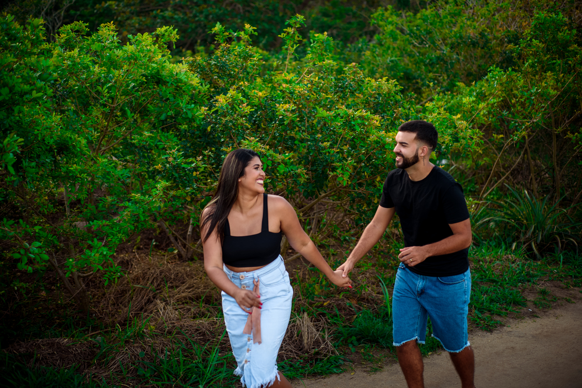 casal correndo feliz
