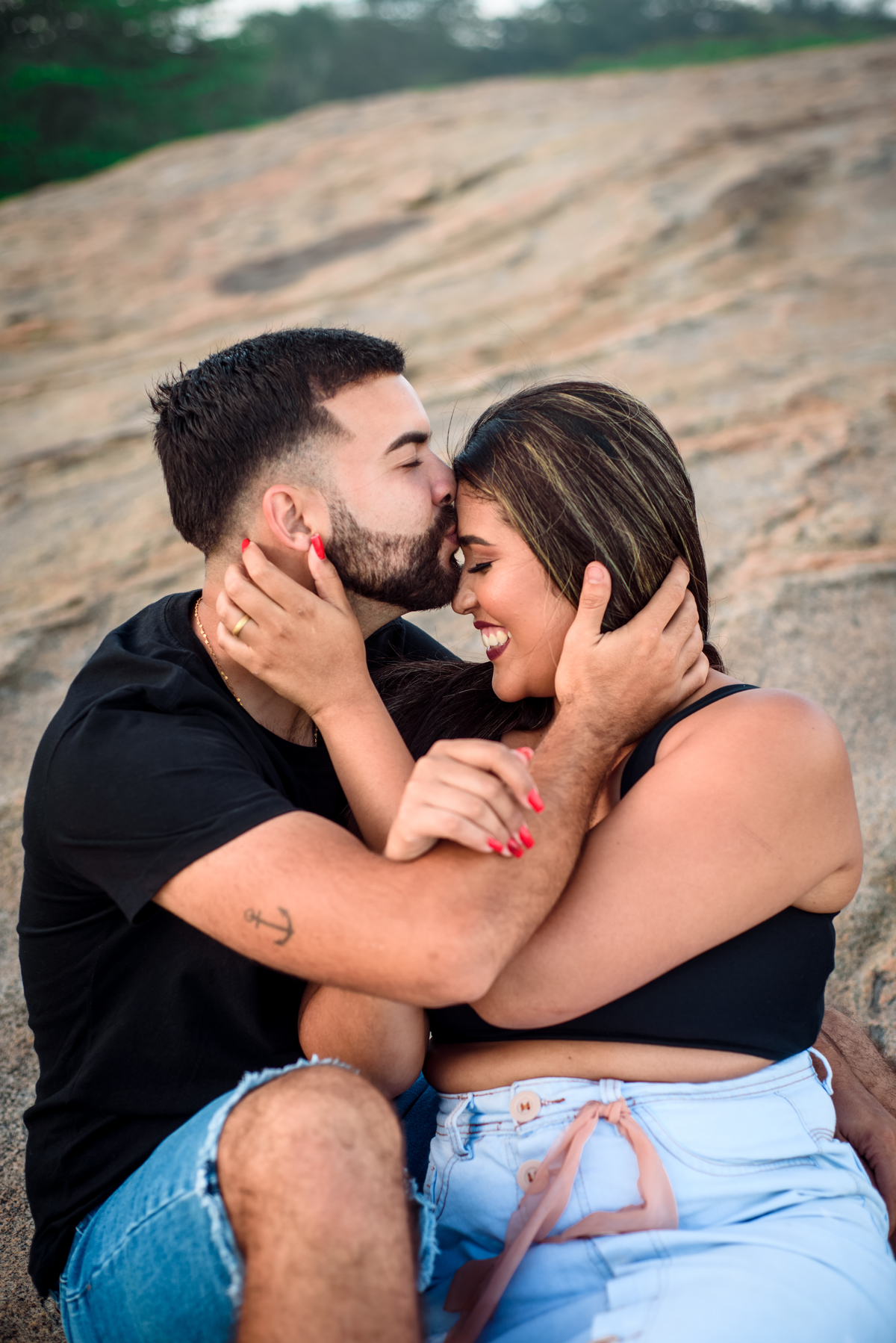 noivo beijando a testa da sua noiva