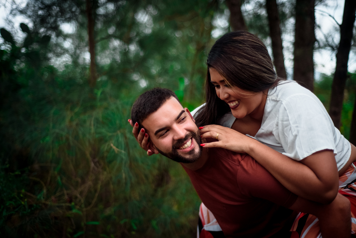 homem sorrindo feliz