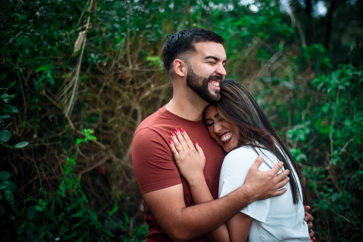 casal se abraçando apaixonado