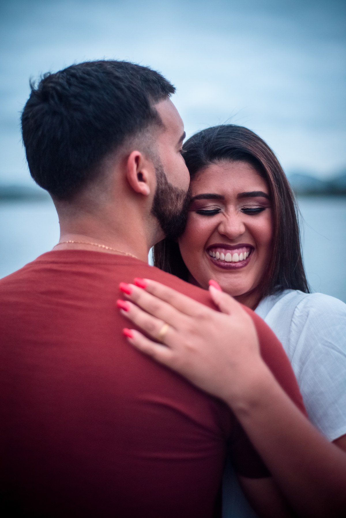 mulher transbordando felicidade