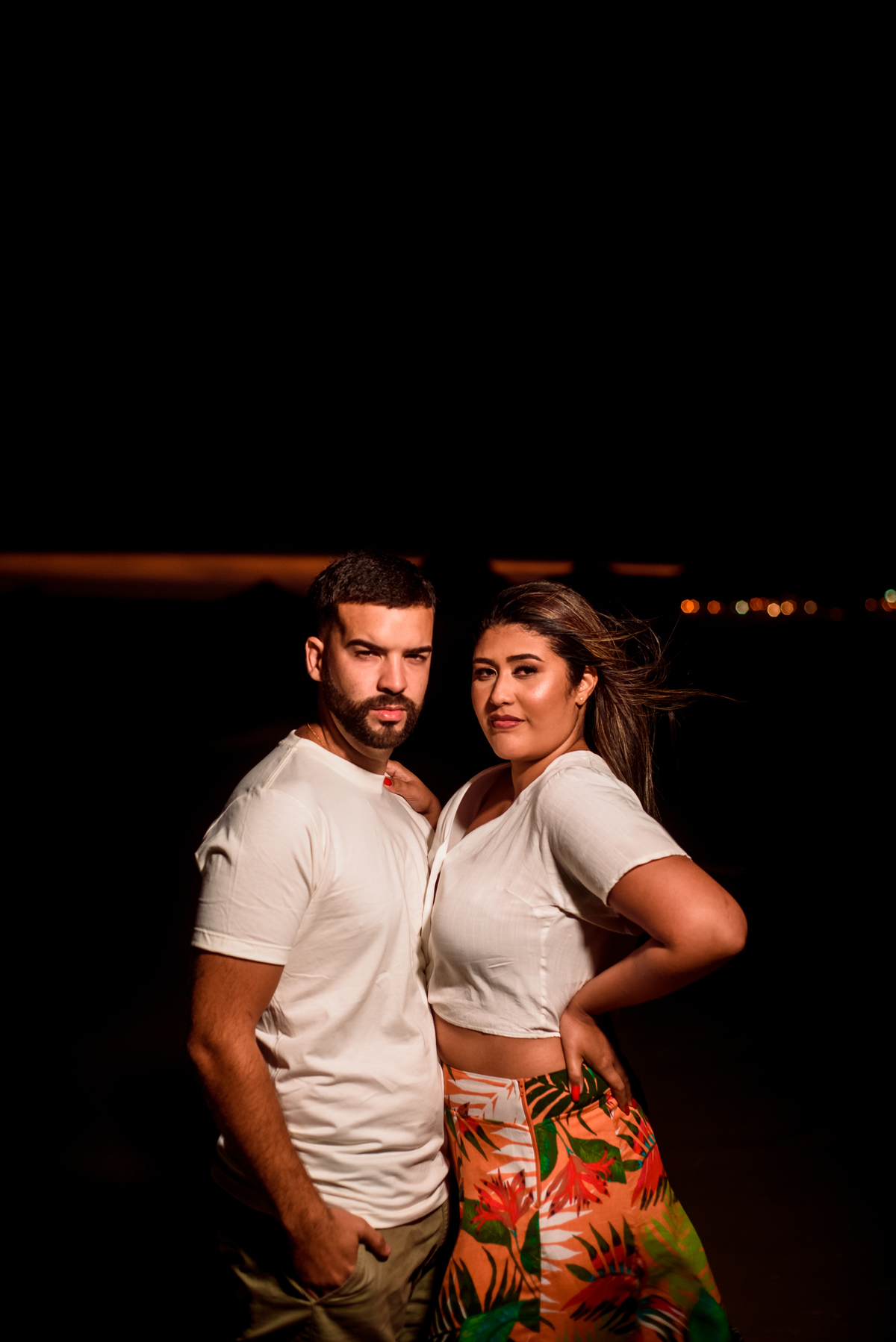 ensaio de casal ao anoitecer