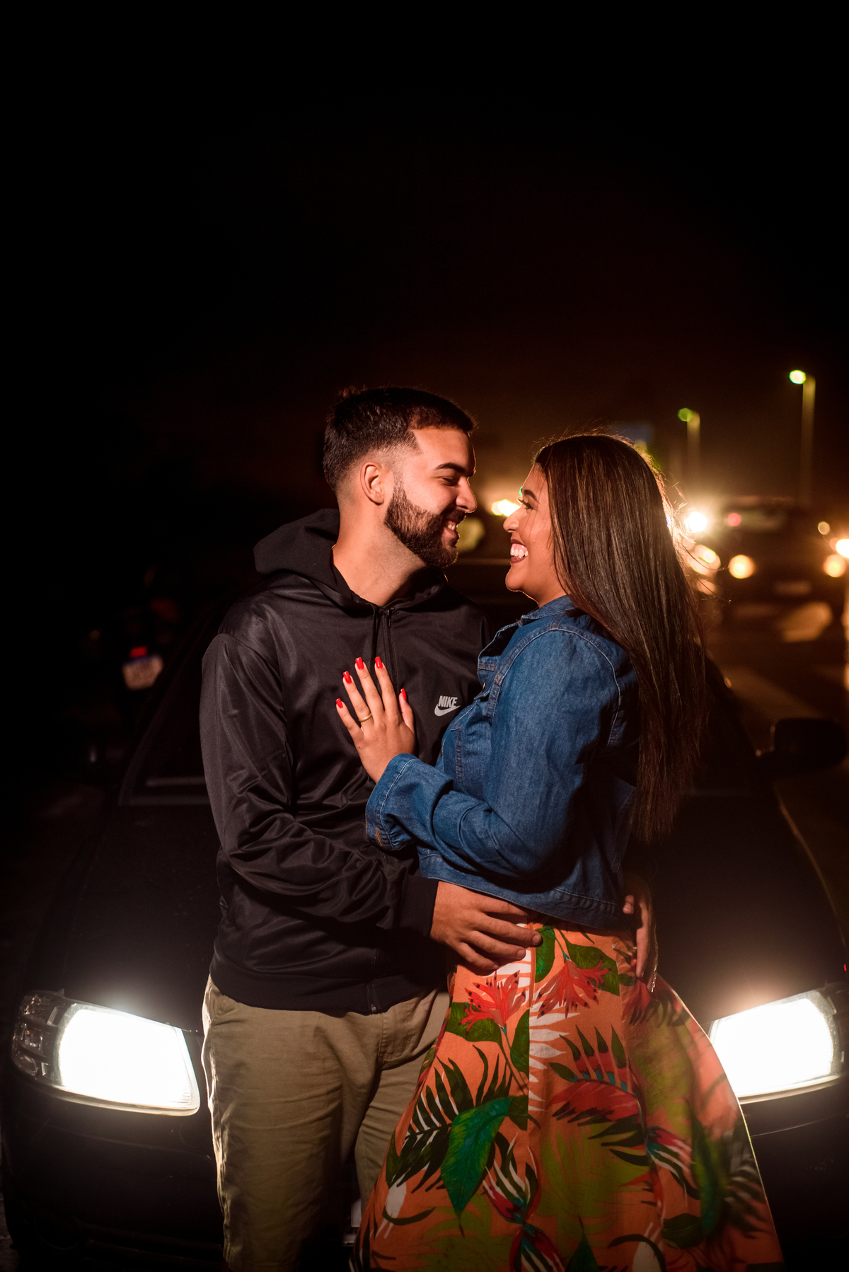 casal feliz e sorrindo