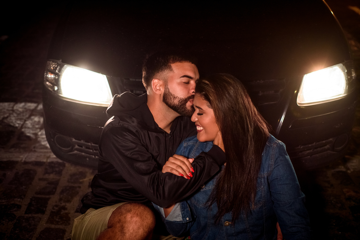 ensaio de casal na frente de um carro