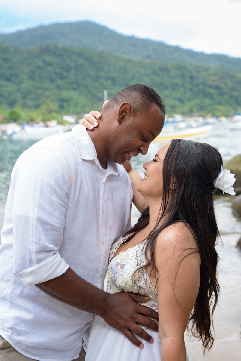 casal feliz e apaixonado em angra dos reis