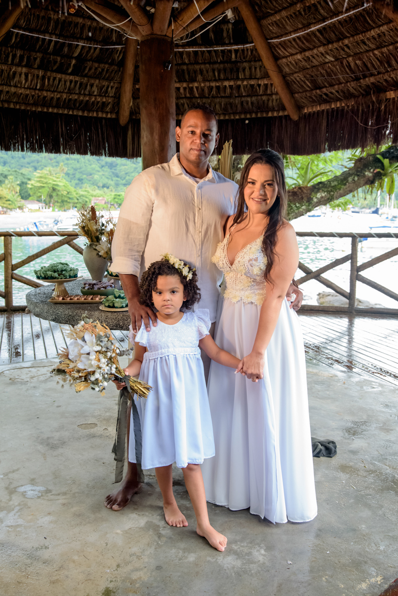 família linda e feliz praia do canto ilha grande