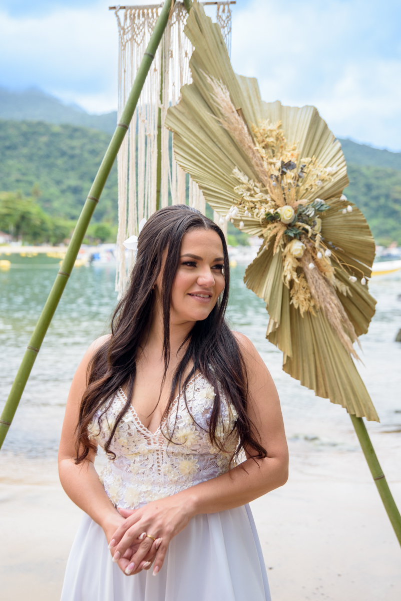 noiva linda no seu casamento na praia