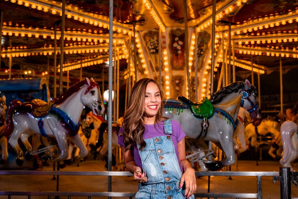 foto no carrossel do parque de diversões