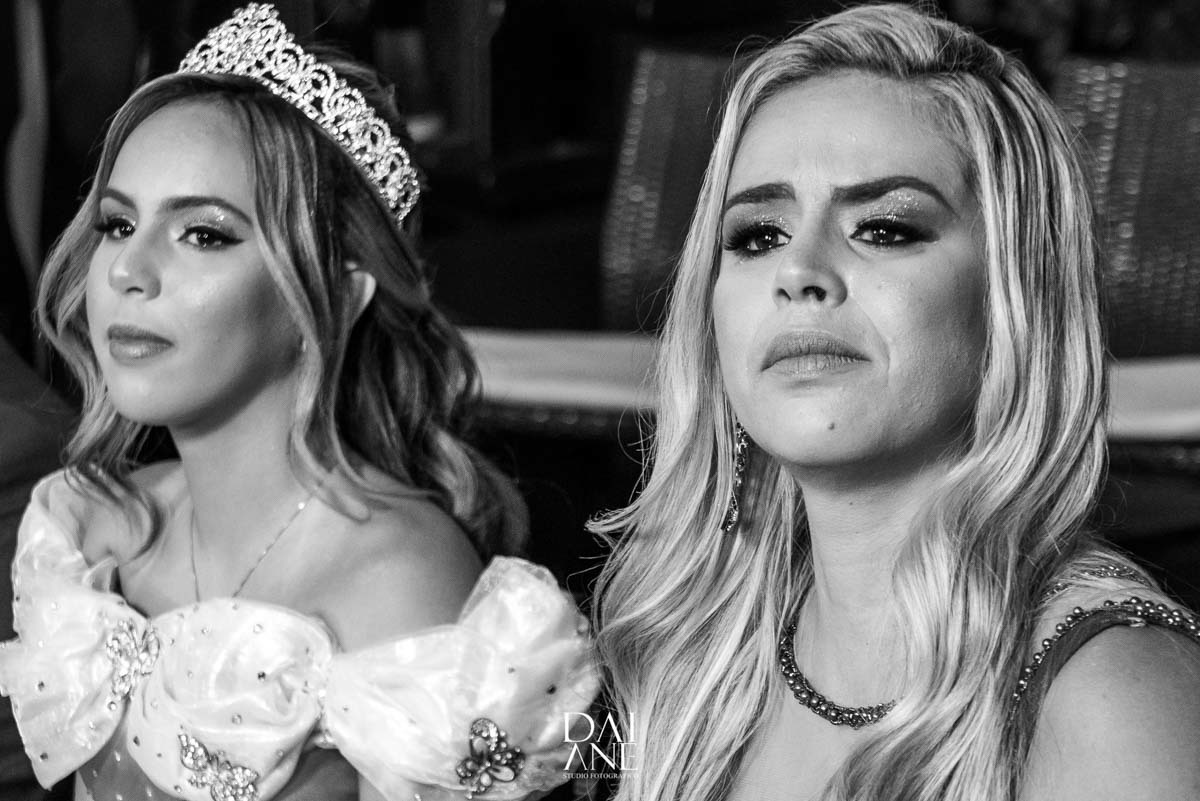 mãe da debutante se emociona no cerimonial de 15 anos