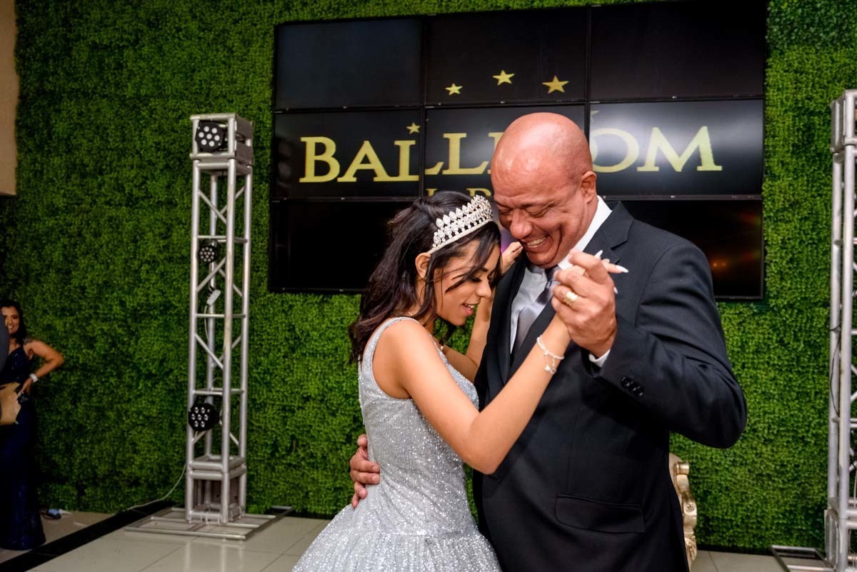 valsa de debutante ballroom iris