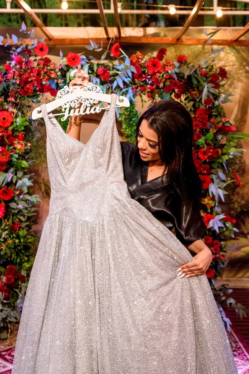 debutante segurando seu vestido lindo