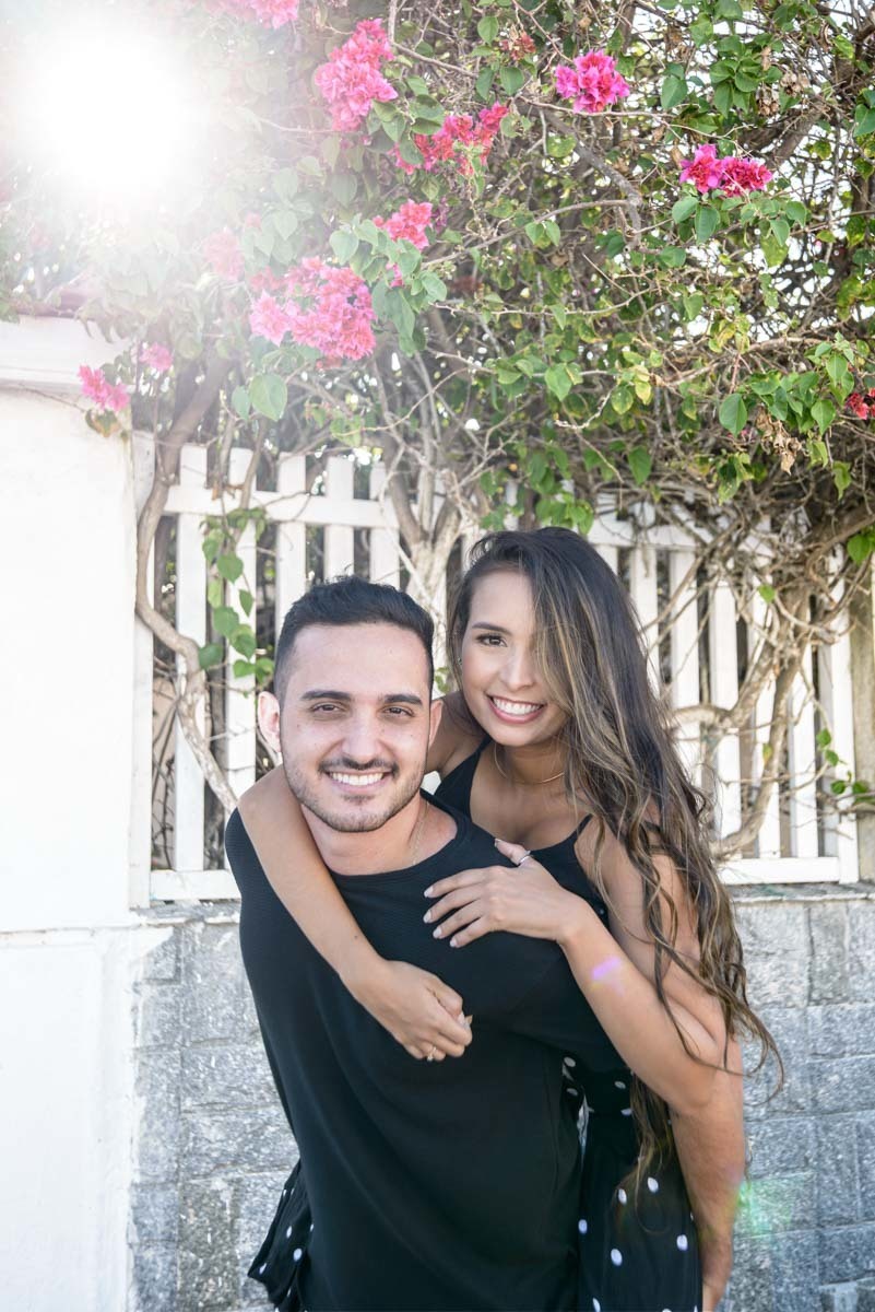 casal lindo e feliz fazendo ensaio