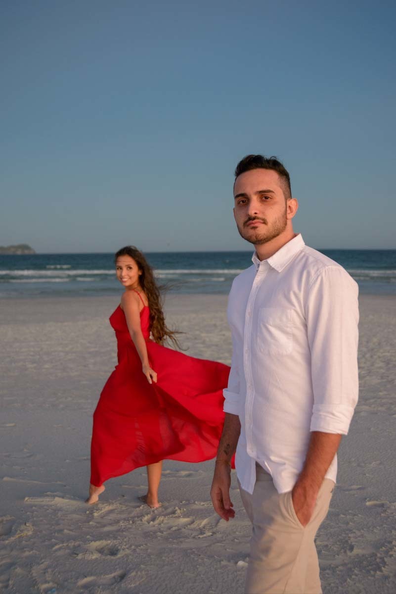 olhar apaixonado da noiva para o seu noivo